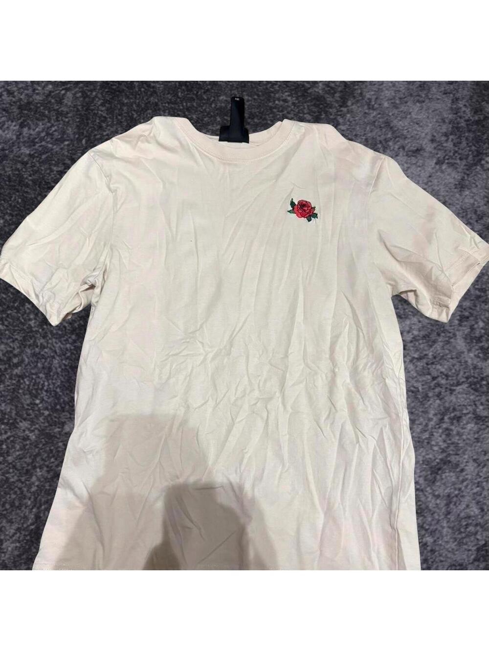 Cream H&M rose graphic shirt 🌹🤍